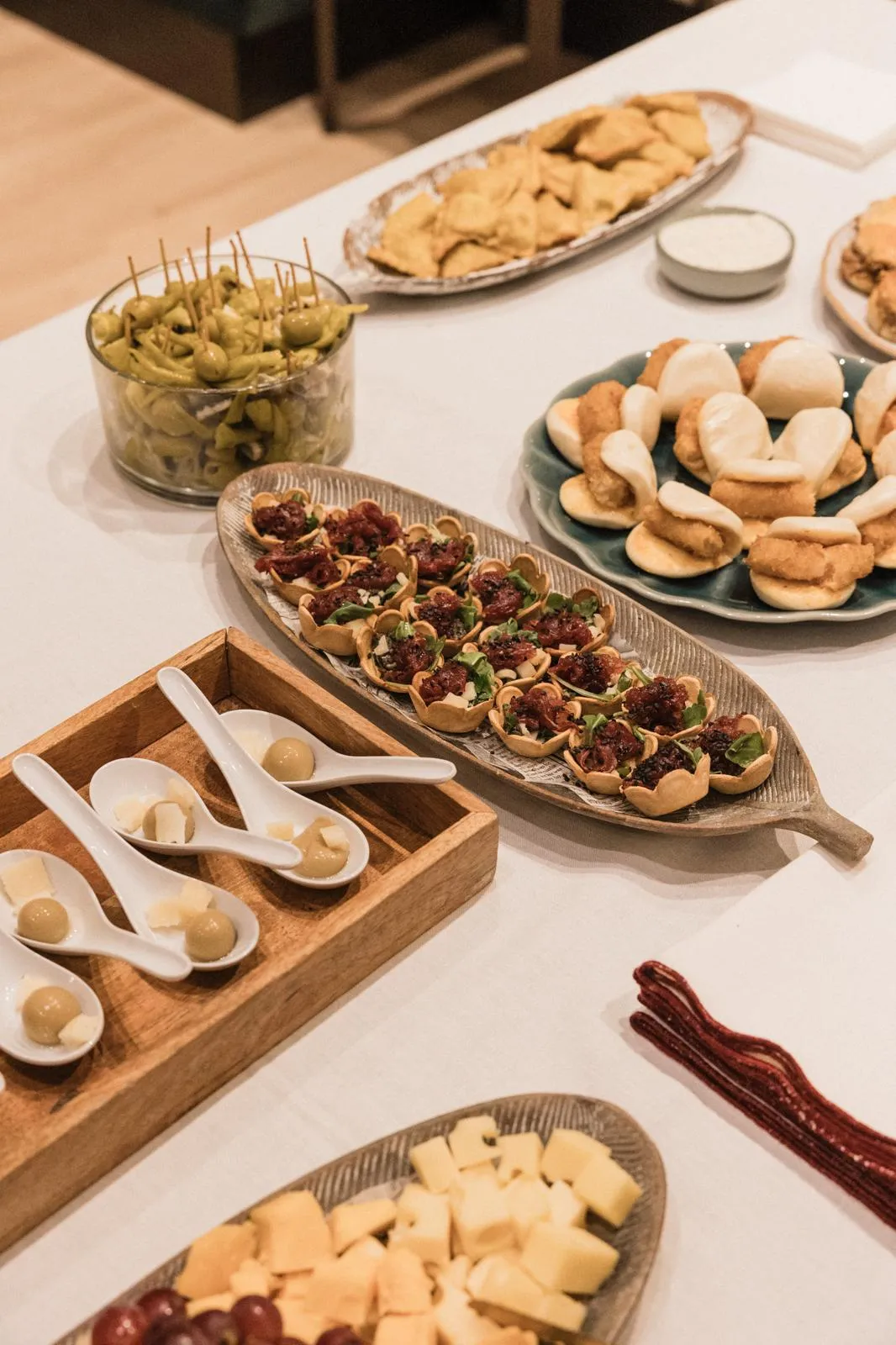 Detalle de pintxos y aperitivos del catering