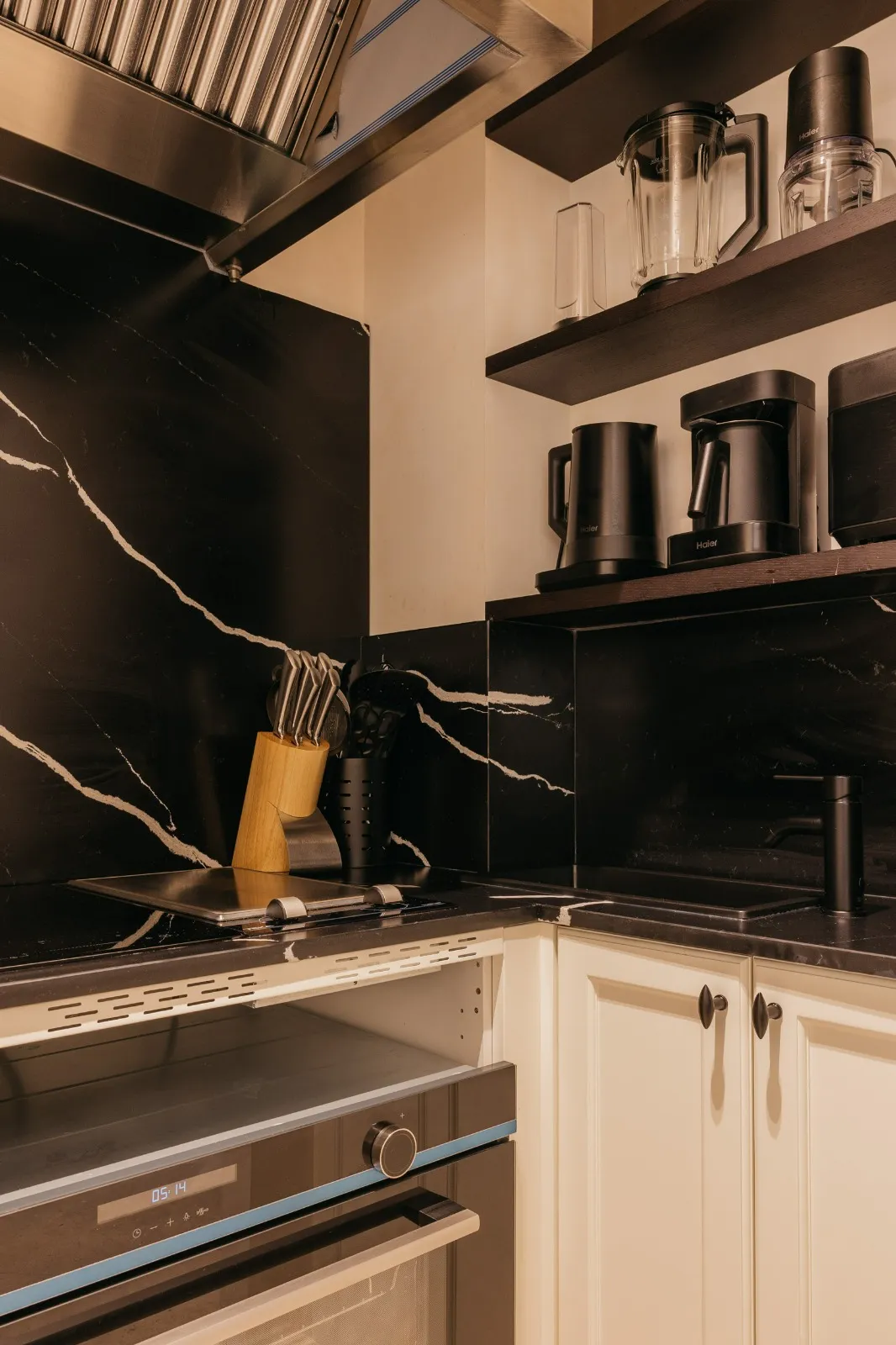 Horno, vitrocerámica, campana y utensilios de cocina