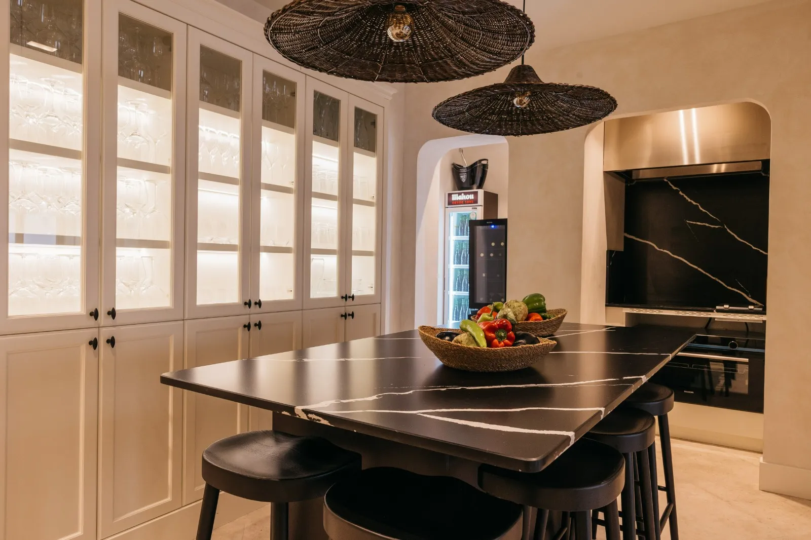 Vista lateral con nevera, vitrina iluminada y encimera