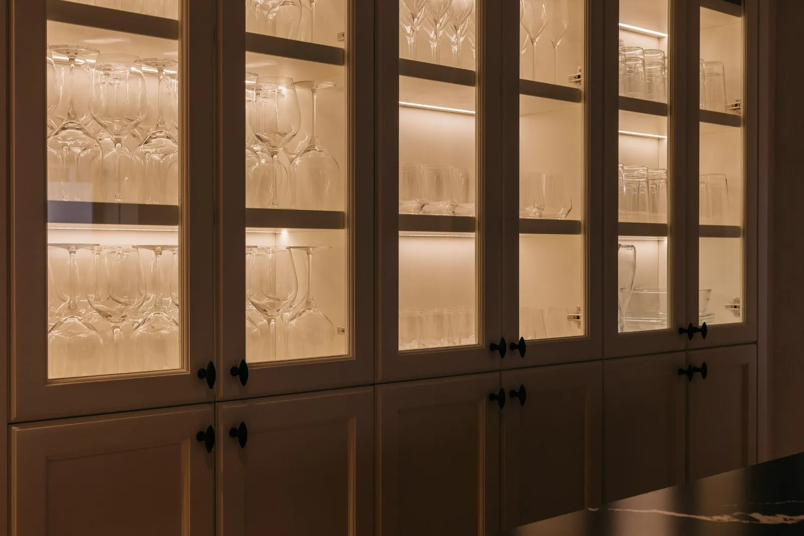 Detalle de la vitrina y aplique de la sala