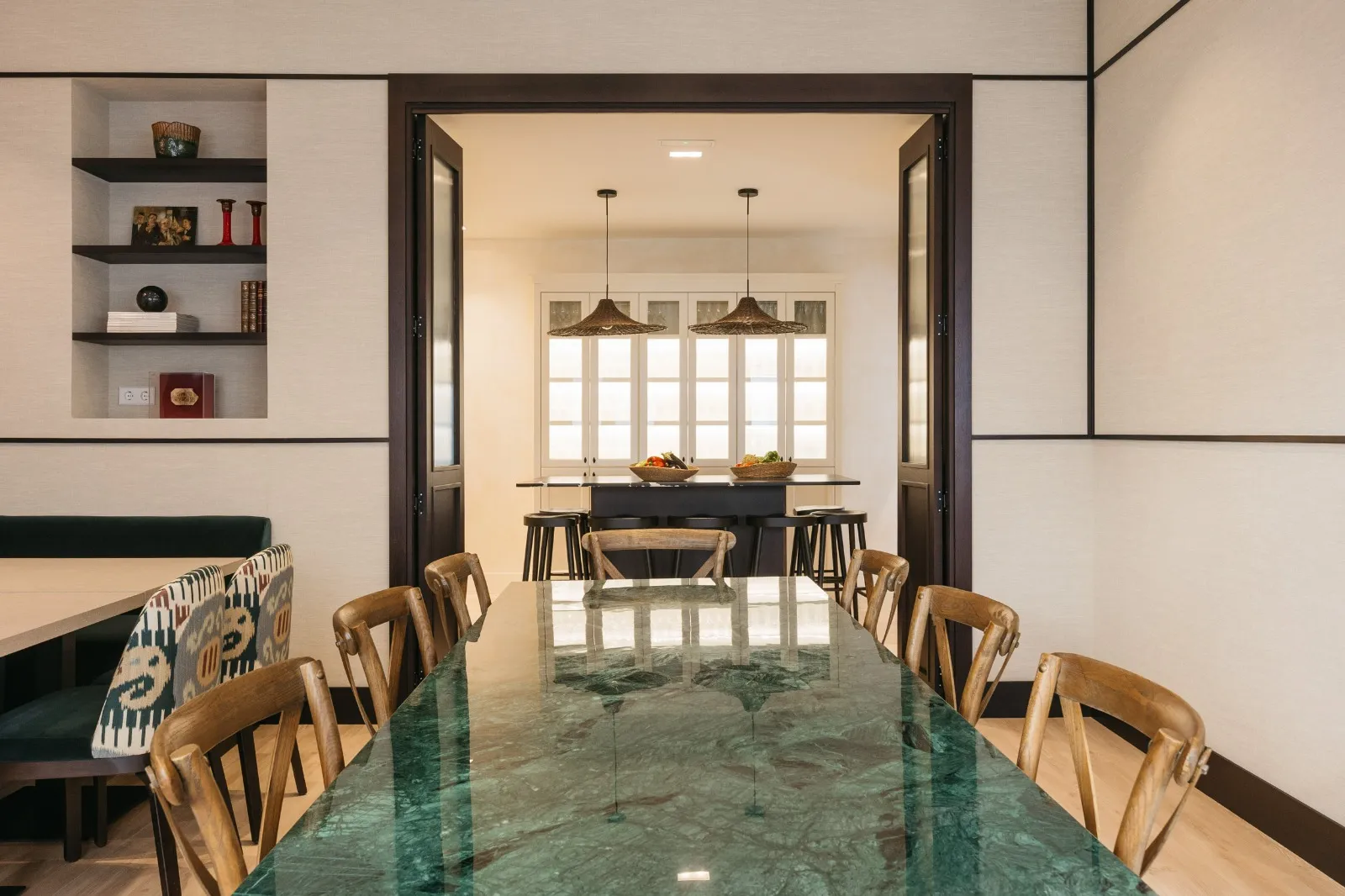 Mesa de mármol en perspectiva con puerta a la cocina