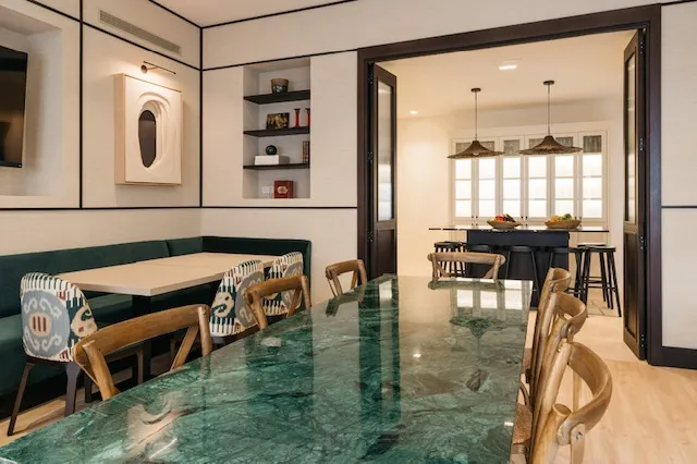 Rincón de la sala con estanterías